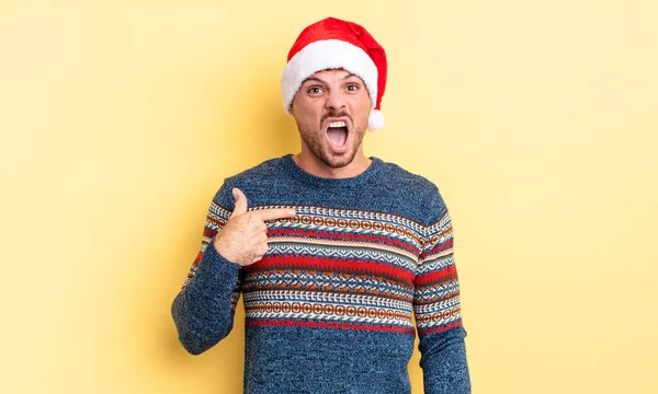 잘생긴 남자는 자신을 가리키면서 충격을 놀랐습니다 크리스마스 컨셉트 — 스톡 사진