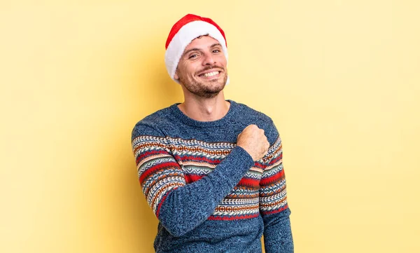 Joven Guapo Hombre Sintiéndose Feliz Frente Desafío Celebración Concepto Navidad —  Fotos de Stock