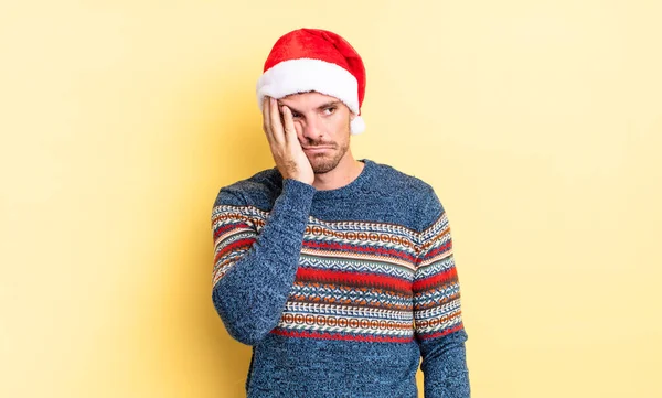 Joven Hombre Guapo Sentirse Aburrido Frustrado Somnoliento Después Cansancio Concepto —  Fotos de Stock