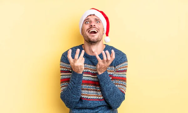 Junger Gutaussehender Mann Der Verzweifelt Frustriert Und Gestresst Wirkt Weihnachtskonzept — Stockfoto