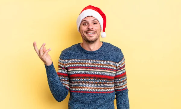 若いハンサムな男は幸せを感じ 解決または考えを実現することを驚かせた クリスマスのコンセプト — ストック写真