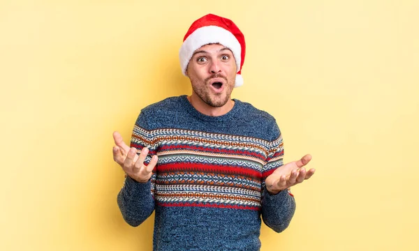 Jonge Knappe Man Die Zich Zeer Geschokt Verrast Voelt Kerstconcept — Stockfoto