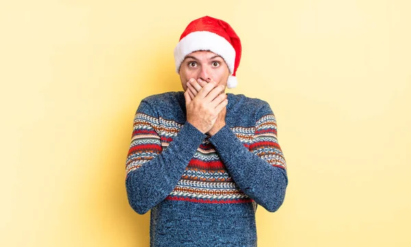 Mladý Pohledný Muž Zakrývající Ústa Rukama Šoku Vánoční Koncept — Stock fotografie