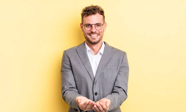 Jovem Bonito Homem Sorrindo Feliz Com Amigável Oferecendo Mostrando Conceito — Fotografia de Stock