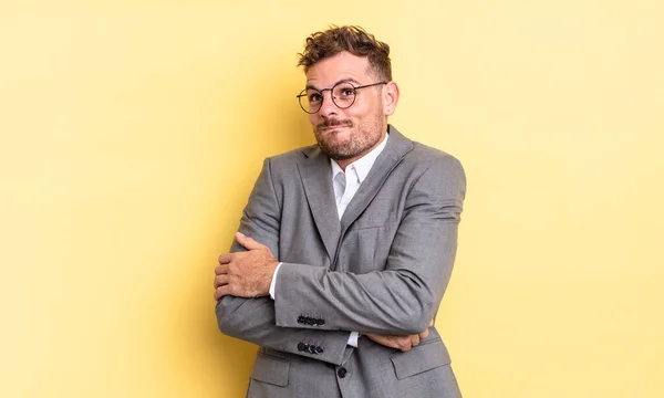 Jovem Homem Bonito Encolhendo Ombros Sentindo Confuso Incerto Conceito Negócio — Fotografia de Stock