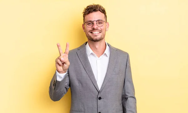 Fiatal Jóképű Férfi Mosolyog Barátságosnak Tűnik Másodikat Mutatja Üzleti Koncepció — Stock Fotó