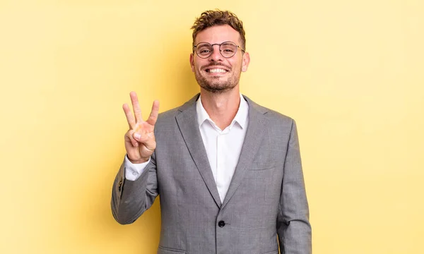 Jonge Knappe Man Glimlachend Vriendelijk Toont Nummer Drie Bedrijfsconcept — Stockfoto