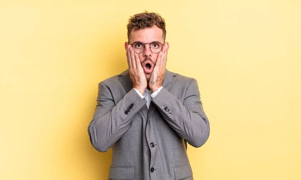 Joven Hombre Guapo Sintiéndose Sorprendido Asustado Concepto Negocio — Foto de Stock