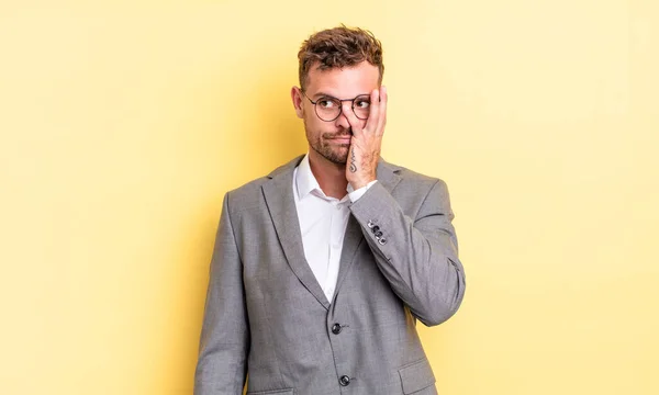 Joven Hombre Guapo Sentirse Aburrido Frustrado Somnoliento Después Cansancio Concepto — Foto de Stock