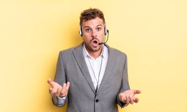 Genç yakışıklı adam, inanılmaz bir sürprizle şaşkına dönmüş ve hayrete düşmüştü. Tele-pazarlamacı ortak.