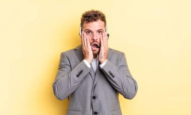 Genç ve yakışıklı bir adam şok olmuş ve korkmuş hissediyor. Tele-pazarlamacı ortak.