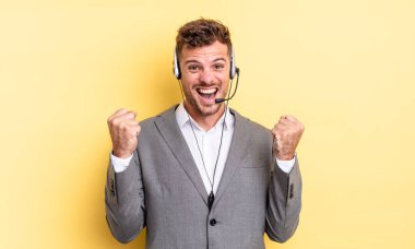 Genç yakışıklı adam sinirli bir ifadeyle agresif bir şekilde bağırıyor. Tele-pazarlamacı ortak.