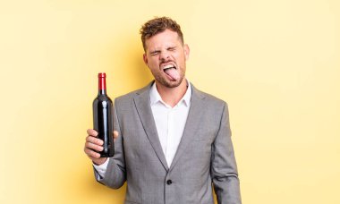 Genç, yakışıklı, neşeli ve asi tavırlı, şaka yapan ve dilini dışarı çıkaran bir adam. Şarap şişesi konsepti