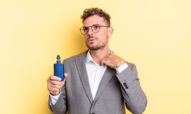 Genç ve yakışıklı adam stresli, endişeli, yorgun ve hayal kırıklığına uğramış hissediyor. buharlaştırıcı kavramı