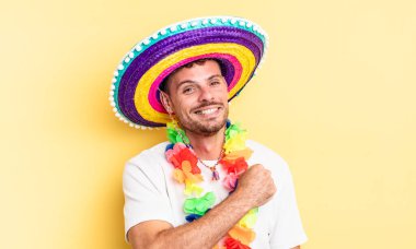 Genç yakışıklı adam kendini mutlu hissediyor ve bir meydan okumayla yüzleşiyor ya da kutluyor. Meksika partisi konsepti