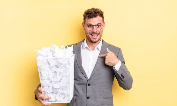 Genç Yakışıklı Adam Mutlu Hissediyor Heyecanlı Bir Kağıt Topuyla Kendini — Stok fotoğraf