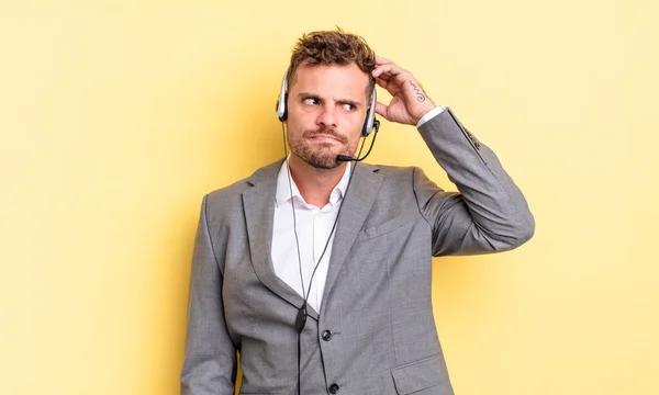 Joven Hombre Guapo Sonriendo Feliz Soñando Despierto Dudando Concetp Telemarketer — Foto de Stock