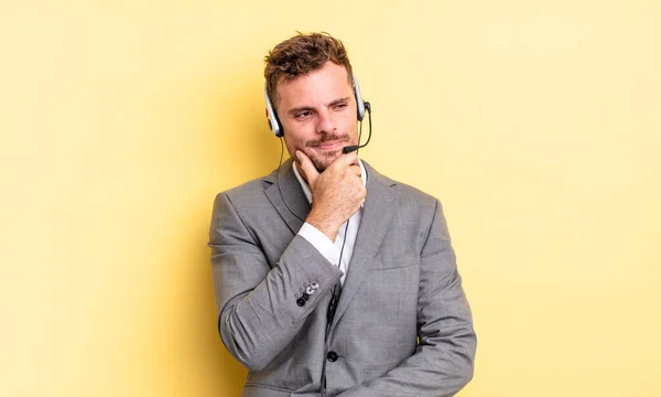 Mladý Pohledný Muž Šťastným Sebevědomým Výrazem Rukou Bradě Telemarketer Concetp — Stock fotografie