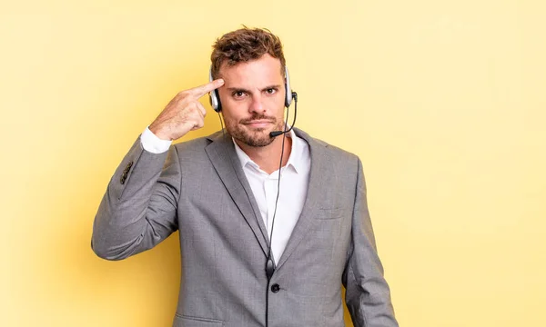 Jovem Homem Bonito Sentindo Confuso Perplexo Mostrando Que Você Louco — Fotografia de Stock