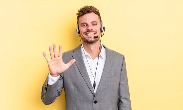 Jovem Bonito Homem Sorrindo Olhando Amigável Mostrando Número Cinco Concetp — Fotografia de Stock