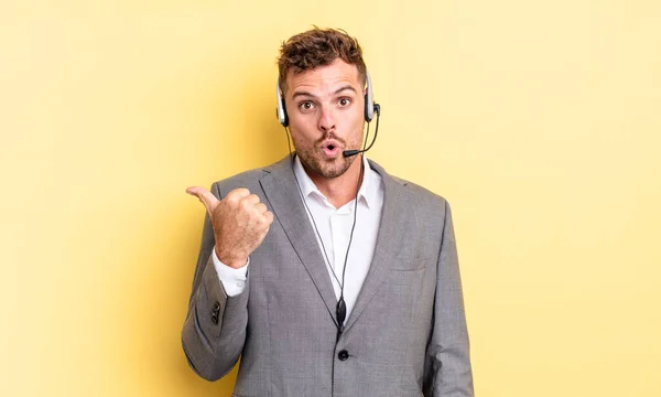 Young Handsome Man Looking Astonished Disbelief Telemarketer Concetp — Stock Photo, Image