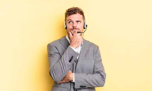 Ung Stilig Man Tänker Känner Sig Tveksam Och Förvirrad Telemarketerkoncetp — Stockfoto