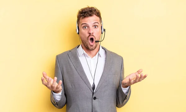 Joven Hombre Guapo Sentirse Extremadamente Sorprendido Sorprendido Concetp Telemarketer —  Fotos de Stock