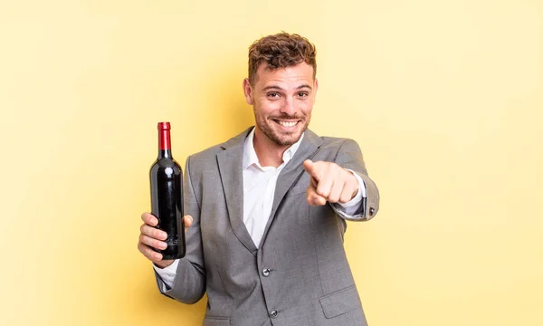 Jovem Homem Bonito Apontando Para Câmera Escolhendo Você Garrafa Vinho — Fotografia de Stock
