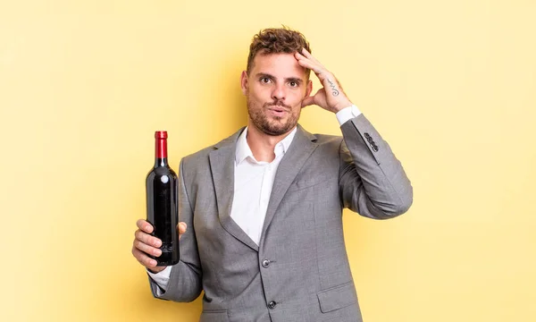 Jeune Homme Beau Regard Heureux Étonné Surpris Bouteille Vin Concept — Photo