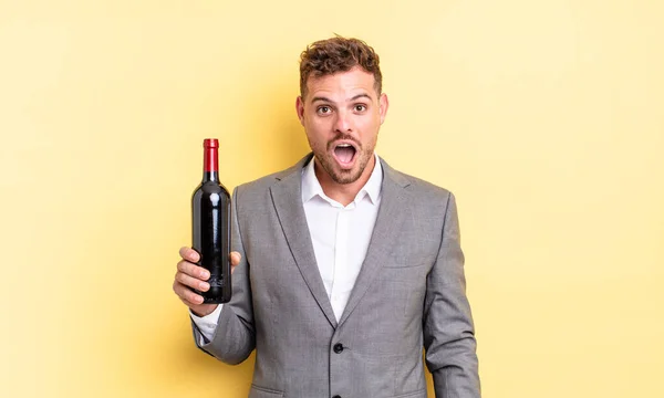 Jovem Homem Bonito Olhar Muito Chocado Surpreso Garrafa Vinho Conceito — Fotografia de Stock