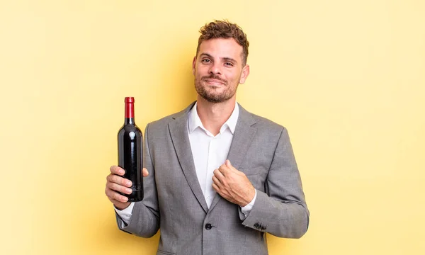 Jovem Homem Bonito Que Parece Arrogante Bem Sucedido Positivo Orgulhoso — Fotografia de Stock