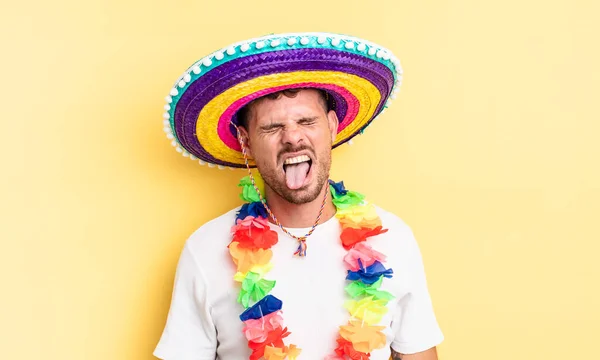 Joven Hombre Guapo Con Actitud Alegre Rebelde Bromeando Sacando Lengua —  Fotos de Stock