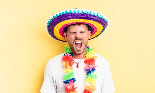 Joven Hombre Guapo Gritando Agresivamente Luciendo Muy Enojado Concepto Partido —  Fotos de Stock