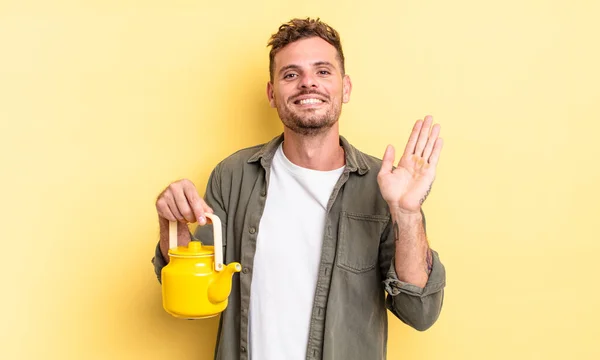 Jovem Bonito Homem Sorrindo Feliz Acenando Mão Acolhendo Cumprimentando Você — Fotografia de Stock