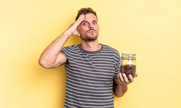 Jovem Bonito Homem Olhando Feliz Surpreendido Surpreendido Conceito Grãos Café — Fotografia de Stock