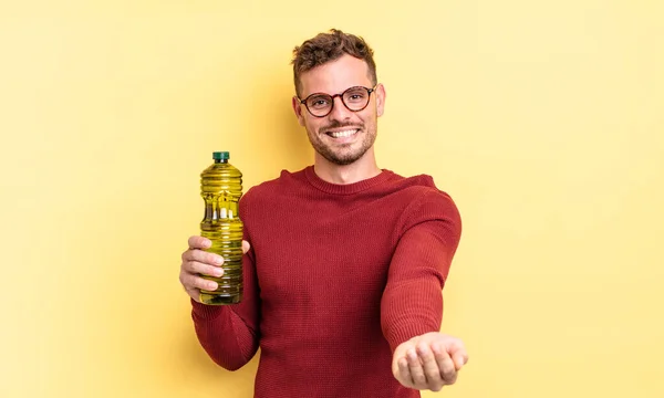 Junger Gutaussehender Mann Lächelt Glücklich Freundlich Und Bietet Und Zeigt — Stockfoto