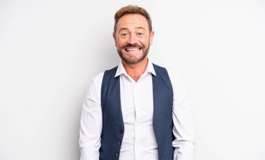 Orta yaşlı yakışıklı adam mutlu ve hoş bir şekilde şaşırmış görünüyor.