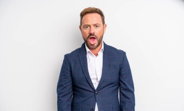 Orta yaşlı, yakışıklı, bıkkın ve dilsiz bir adam. İş adamı konsepti