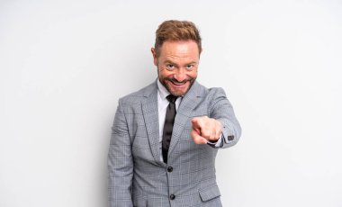 Orta yaşlı yakışıklı bir adam kamerayı işaret ederek seni seçiyor. İş adamı konsepti