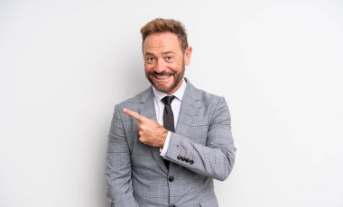 Orta yaşlı yakışıklı bir adam heyecanlı ve şaşırmış görünüyor. İş adamı konsepti