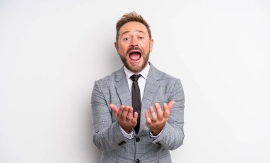 Orta yaşlı yakışıklı adam umutsuz, sinirli ve stresli görünüyor. İş adamı konsepti