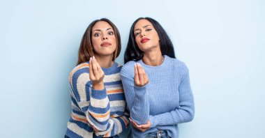 Güzel İspanyol kadın kapiş ya da para hareketi yapıyor, sana ödemeni söylüyor. bir çift arkadaş kavramı