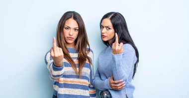 Oldukça İspanyol bir kadın kızgın, sinirli, asi ve agresif hissediyor. bir çift arkadaş kavramı