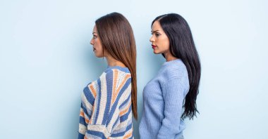 Profil görünümlü güzel İspanyol kadın hayal kuruyor, hayal kuruyor ya da hayal kuruyor. bir çift arkadaş kavramı