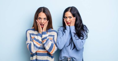 Oldukça İspanyol bir kadın şok olmuş ve korkmuş hissediyor. bir çift arkadaş kavramı