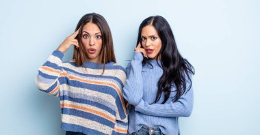 Yeni bir düşünce, fikir ya da konsept edinen oldukça İspanyol bir kadın şaşırmış görünüyor. bir çift arkadaş kavramı