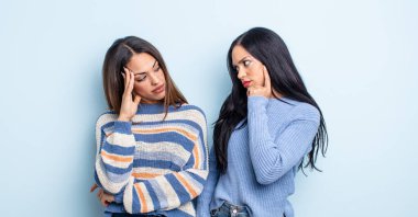 Oldukça İspanyol bir kadın bıkkın, bıkkın ve uykulu hissediyor yorucu bir geceden sonra. bir çift arkadaş kavramı