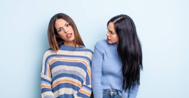 Kafası karışık ve kafası karışık bir İspanyol kadın. bir çift arkadaş kavramı