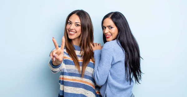 Mulher Bastante Hispânica Sorrindo Parecendo Amigável Mostrando Número Dois Conceito — Fotografia de Stock