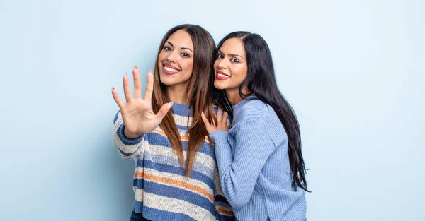 Hübsche Hispanische Frau Die Freundlich Lächelt Und Nummer Fünf Zeigt — Stockfoto